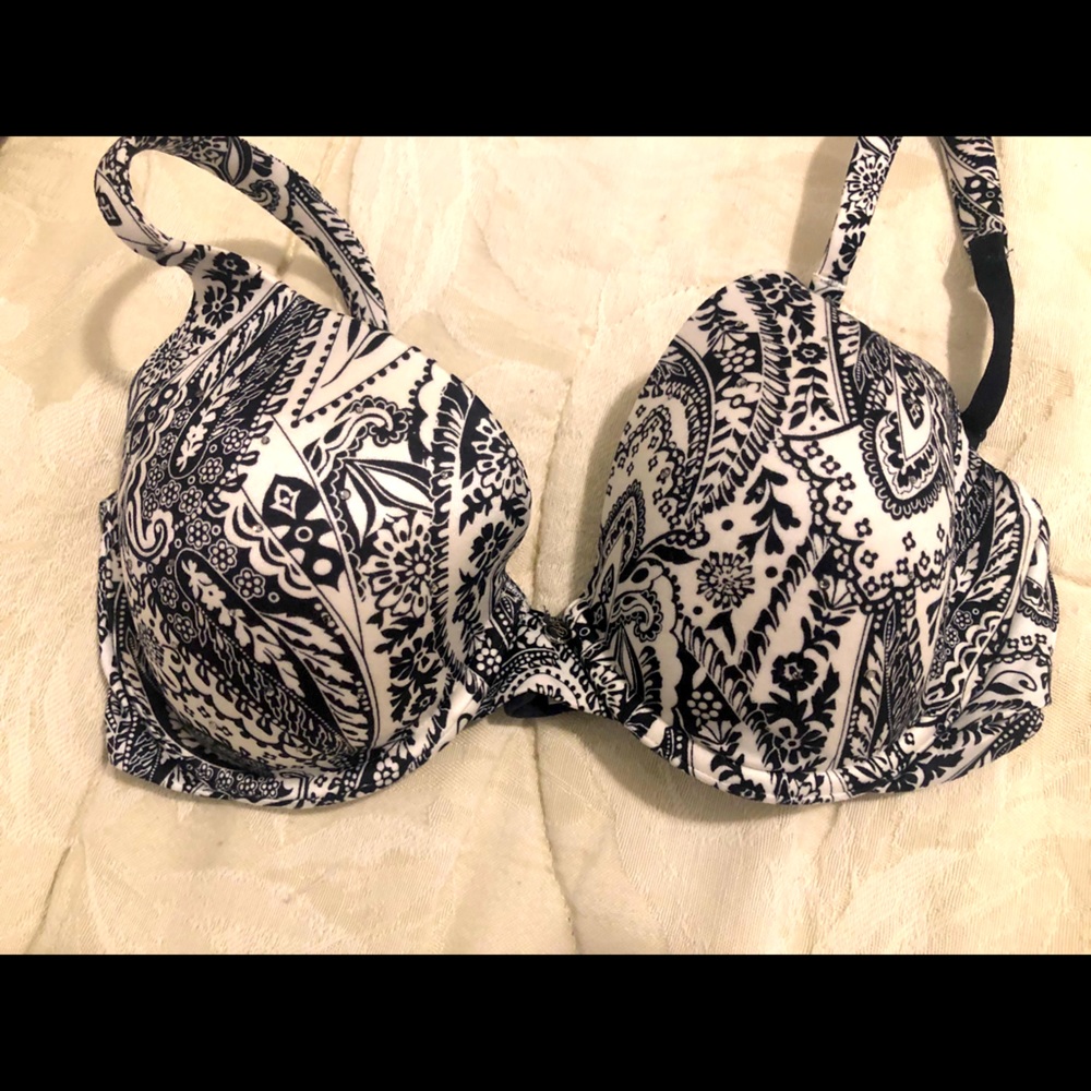 Victoria Secret 32D Bra